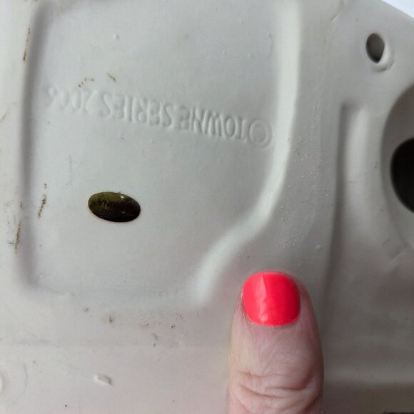 Santa's Workbench "Woodview Cottage" from the Towne Series, a collectible illumi - Picture 9 of 10